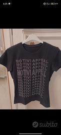 T-shirt nera con strass Motivi 