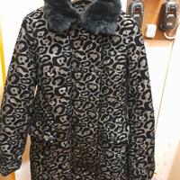 cappotto maculato imbottito con collo in pelliccia