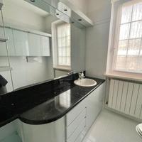 Mobile bagno piano in marmo, specchio e lavandino