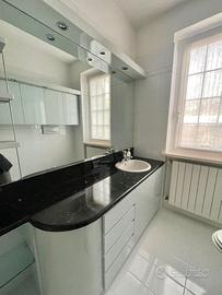 Mobile bagno piano in marmo, specchio e lavandino