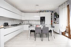TRILOCALE CON DOPPI SERVIZI, BOX E CANTINA !