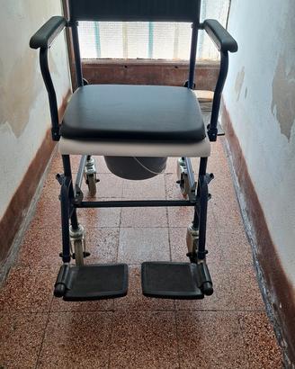 sedia a rotelle "comoda"