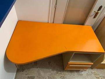 Scrivania e scaffale