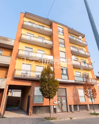 3 LOCALI CON BOX E CANTINA