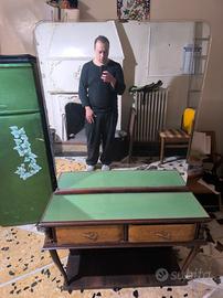 elegante mobiletto con specchio
