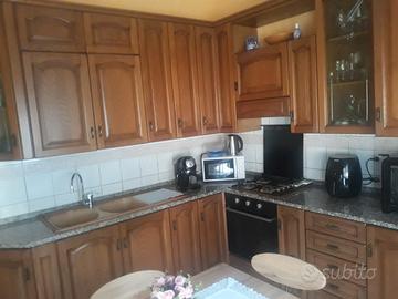 App arredato + 180 mq di magazzino e cantina