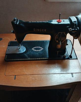 SINGER, MACCHINA DA CUCIRE A PEDALE (57x78x44).