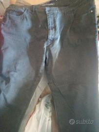 Pantaloni maschili di vari colori grigi blu beige