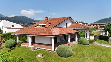 VILLA SINGOLA A PARATICO