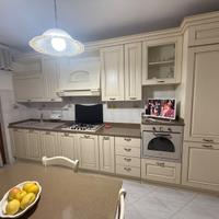 Cucina legno massello completa di tavolo e sedie