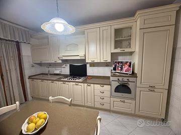 Cucina legno massello completa di tavolo e sedie