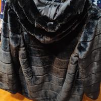 pellicciotto nero con cappuccio
