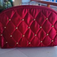 pochette di raso rossa con borchie dorate