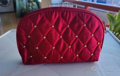 pochette di raso rossa con borchie dorate