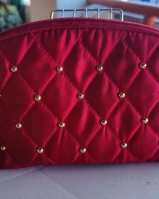 pochette di raso rossa con borchie dorate