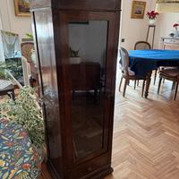 Vetrina in legno massello con anta in vetro