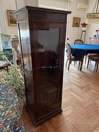 Vetrina in legno massello con anta in vetro