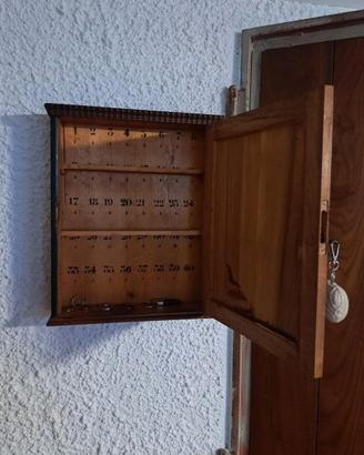 Antico Portachiavi da Muro in Legno numerato
