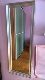 Specchio con cornice color argento