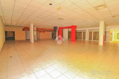 NEGOZIO A CAPRIATE SAN GERVASIO