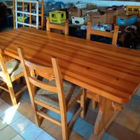 tavolo di legno massello lungo con sedie