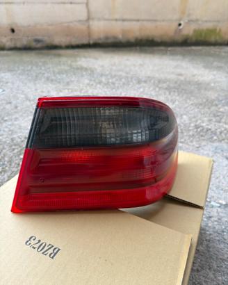 Faro esterno posteriore destro w210