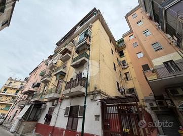 2 LOCALI A NAPOLI