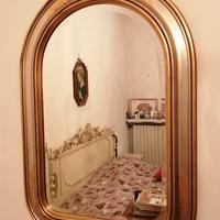 specchiera dorata con fiori