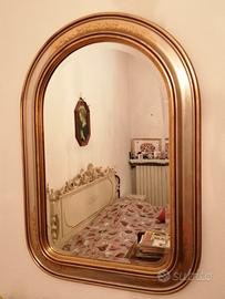 specchiera dorata con fiori