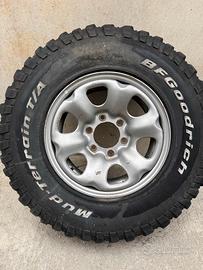 Ruota cerchio e gomma nissan terrano
