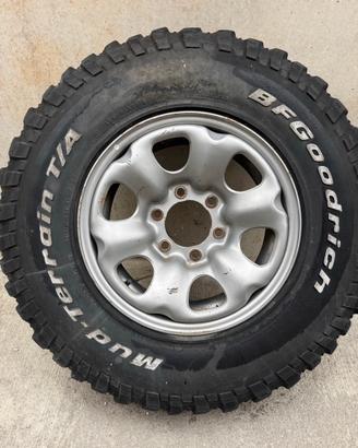 Ruota cerchio e gomma nissan terrano