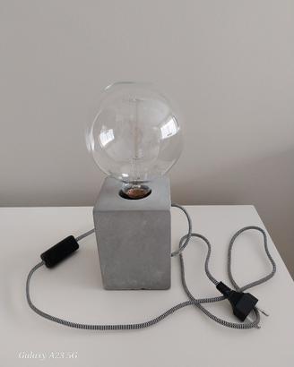 Lampada con base in cemento 