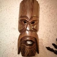 Maschera Etnica in Legno Intagliato a Mano – Stile