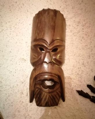 Maschera Etnica in Legno Intagliato a Mano – Stile