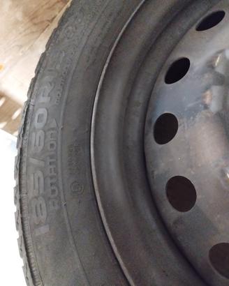 4 gomme Nokian invernali con cerchi 