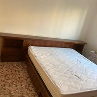 Letto stile moderno in legno