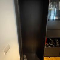Mobile ikea con ripiani e ante a vetro
