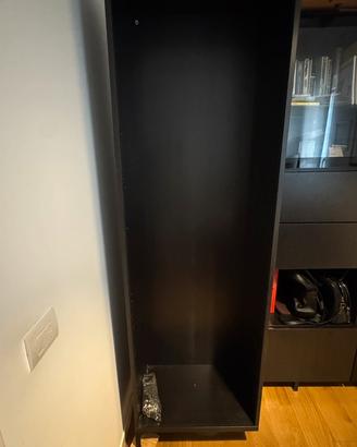 Mobile ikea con ripiani e ante a vetro