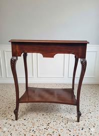 Splendido tavolino intarsiato in stile revival