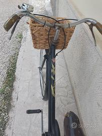 Due biciclette d'epoca da città vintage – da resta