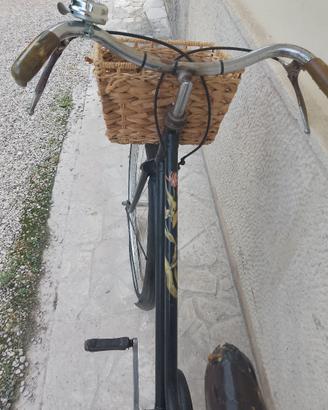 Due biciclette d'epoca da città vintage – da resta