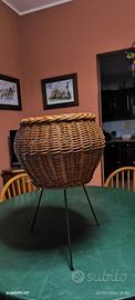 Cesta in vimini con treppiede