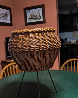 Cesta in vimini con treppiede