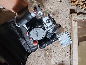 fotocamera vintage a rullino con flash