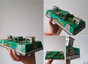 Pista vintage in latta con macchinine e casette