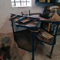Due carrelli porta attrezzi 