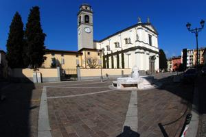 Negozi commerciali su piazza centrale