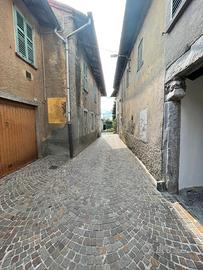 Centrale porzione con 2 appartamenti e box