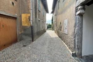 Centrale porzione con 2 appartamenti e box