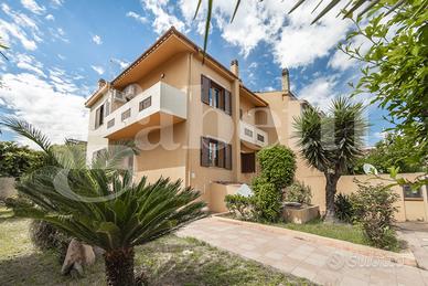 Villa bifamiliare con giardino